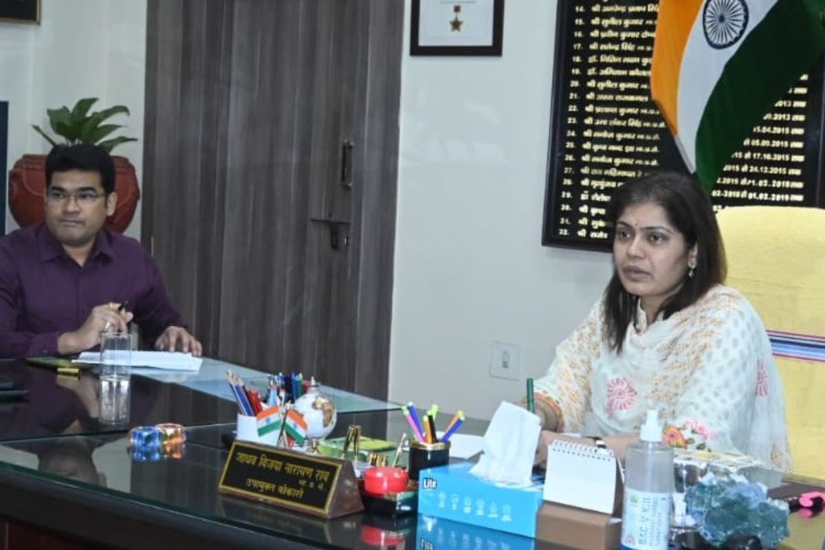 बैठक करतीं डीसी विजया जाधव