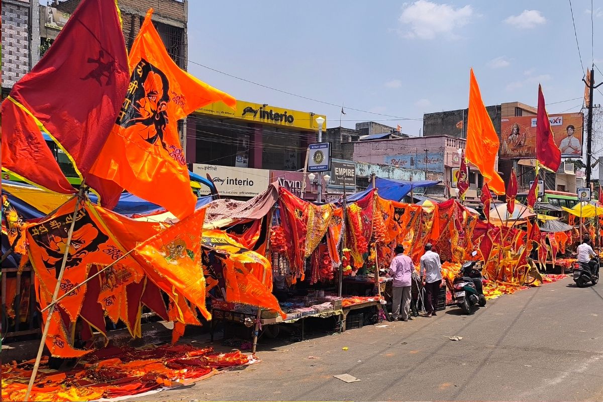 दुकानों में सजे महावीरी झंडे