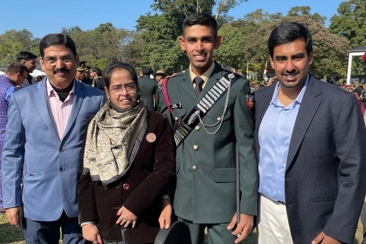 परिजनों के साथ ऋत्विक