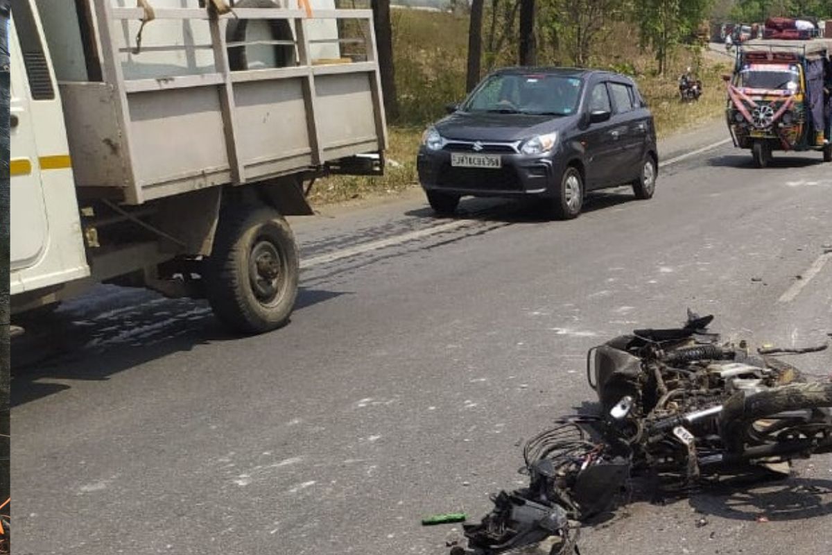 सड़क हादसे में क्षतिग्रस्त बाइक
