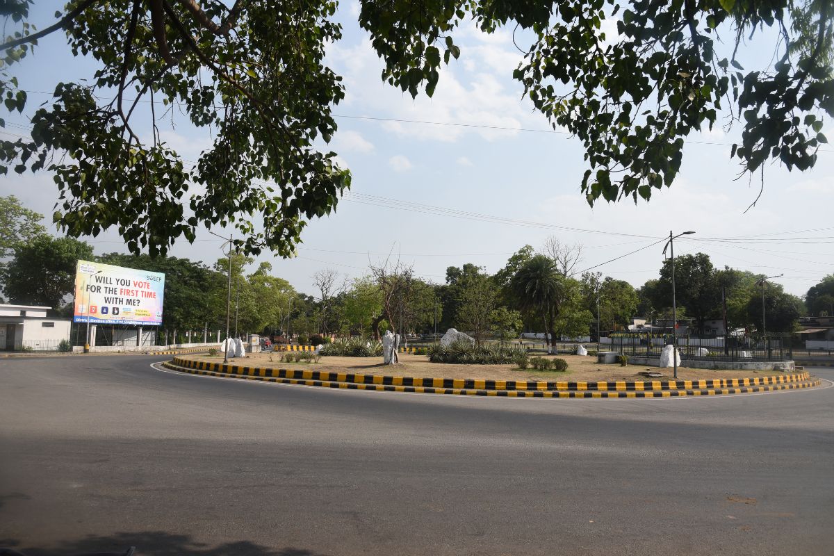 तेज धूप से सड़क पर पसरा सन्नाटा