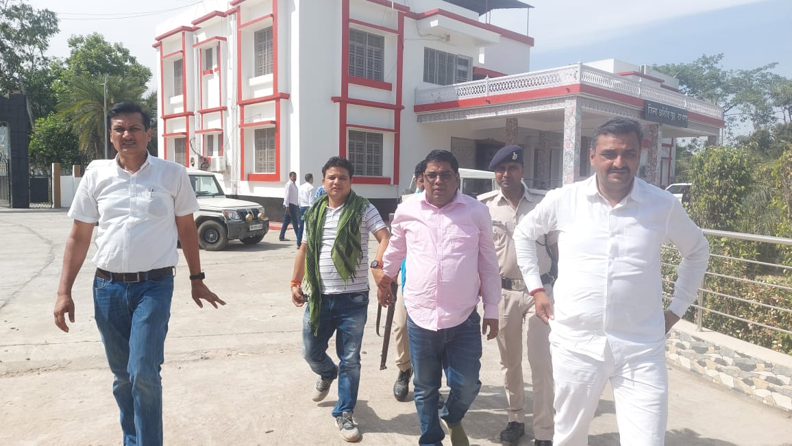 गिरफ्तारी के लिए पहुंची Vigilance Department की टीम और आरोपी अधिकारी