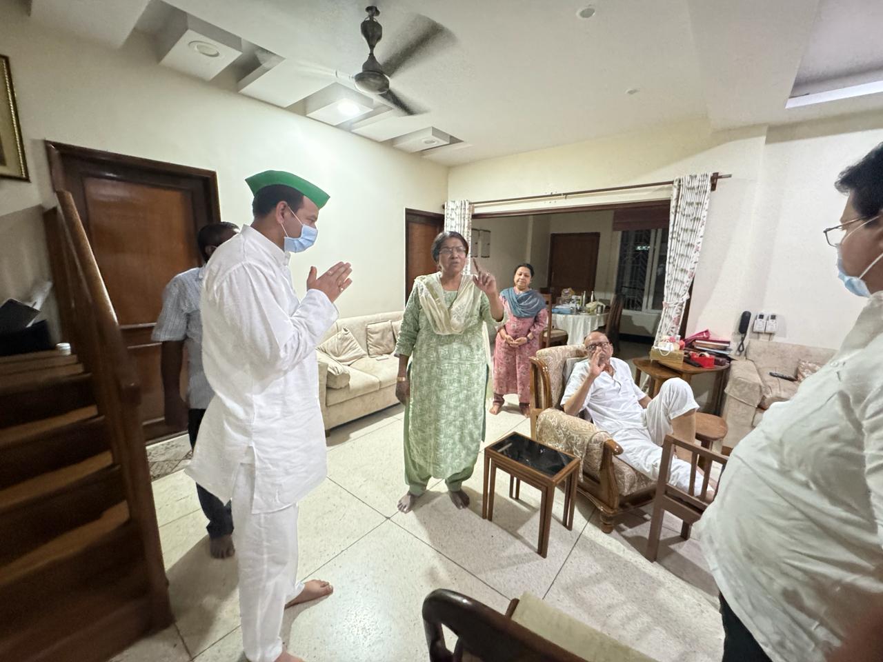 सुशील मोदी से मिलने पहुंचे तेज प्रताप यादव