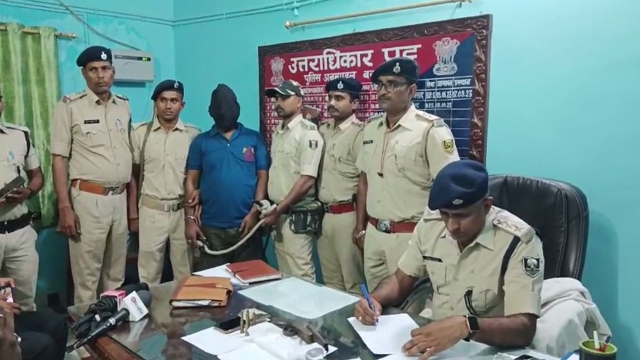 Bihar News : बगहा पुलिस के हत्थे चढ़ा इनामी अपराधी जवाहर यादव
