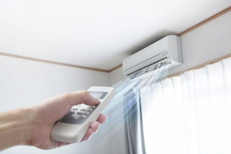 AC Side Effects: गर्मी में एसी चलाकर रहते हैं तो दे रहे हैं इन खतरनाक बीमारियों को दावत