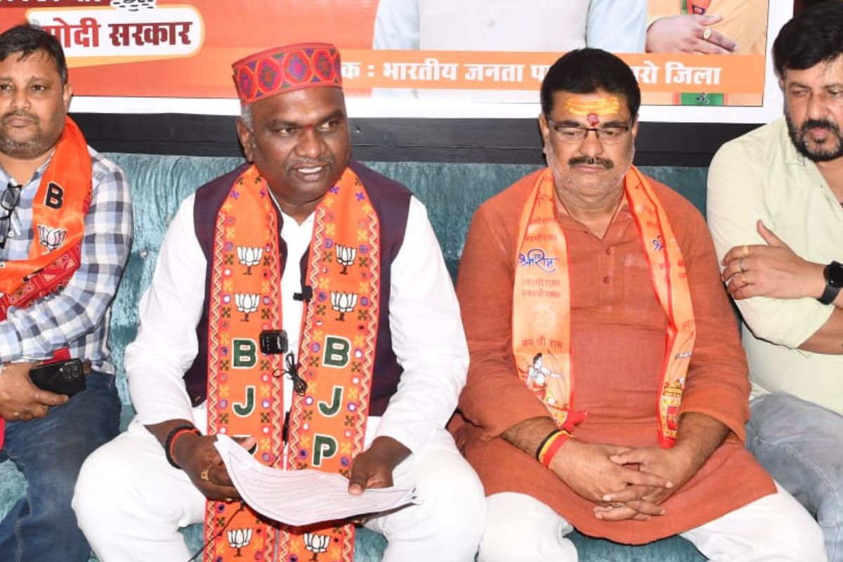 पत्रकारों से बातचीत करते नेता प्रतिपक्ष अमर कुमार बाउरी