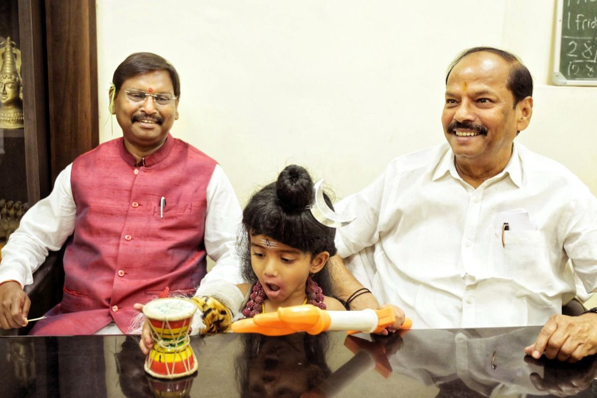 राज्यपाल रघुवर दास से मिलने पहुंचे अर्जुन मुंडा