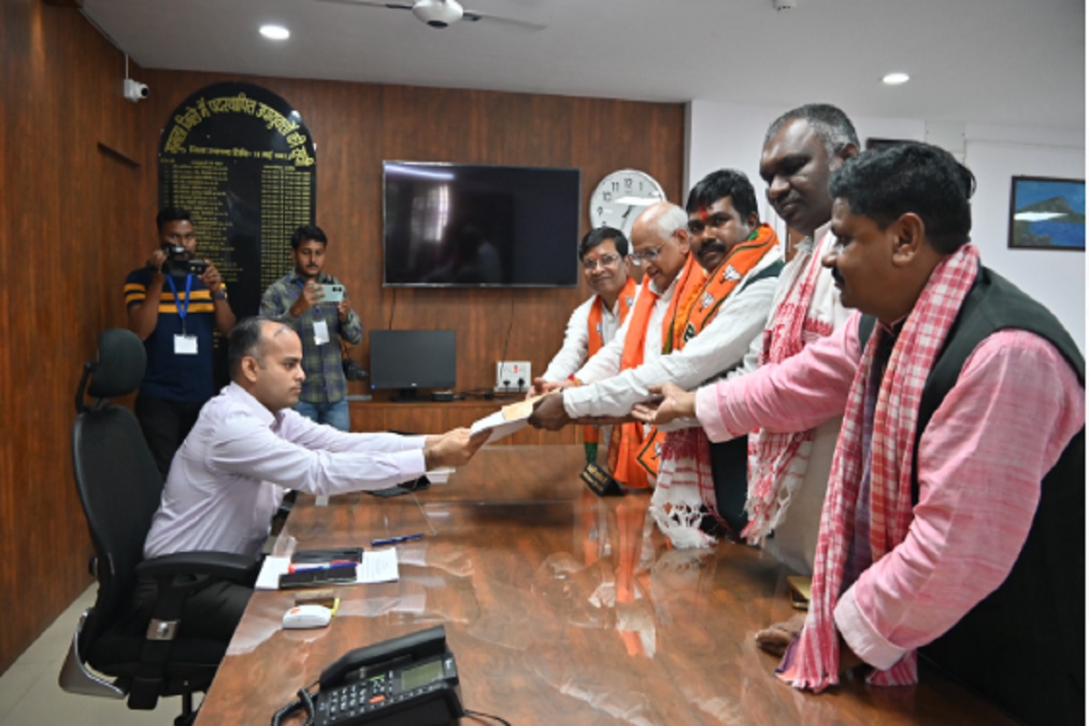 नामांकन दाखिल करते भाजपा प्रत्याशी समीर उरांव