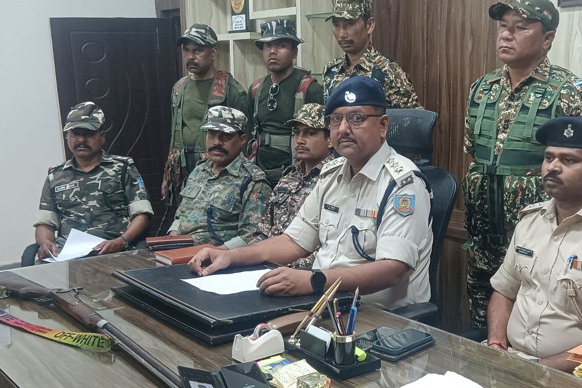 जानकारी देते पुलिस पदाधिकारी