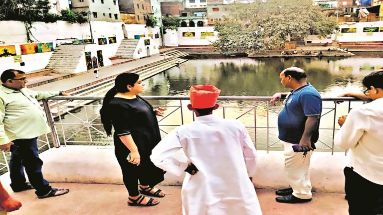 Chaiti chhath: फल्गु नदी में घाटों के पास पानी नहीं, अर्घ के लिए करनी होगी कुंड खुदाई