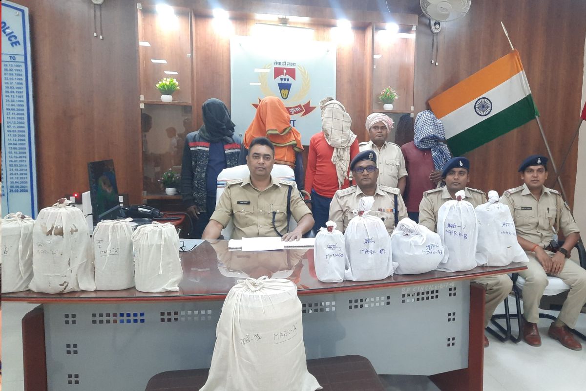 गिरफ्तारी की जानकारी देते चतरा एसपी