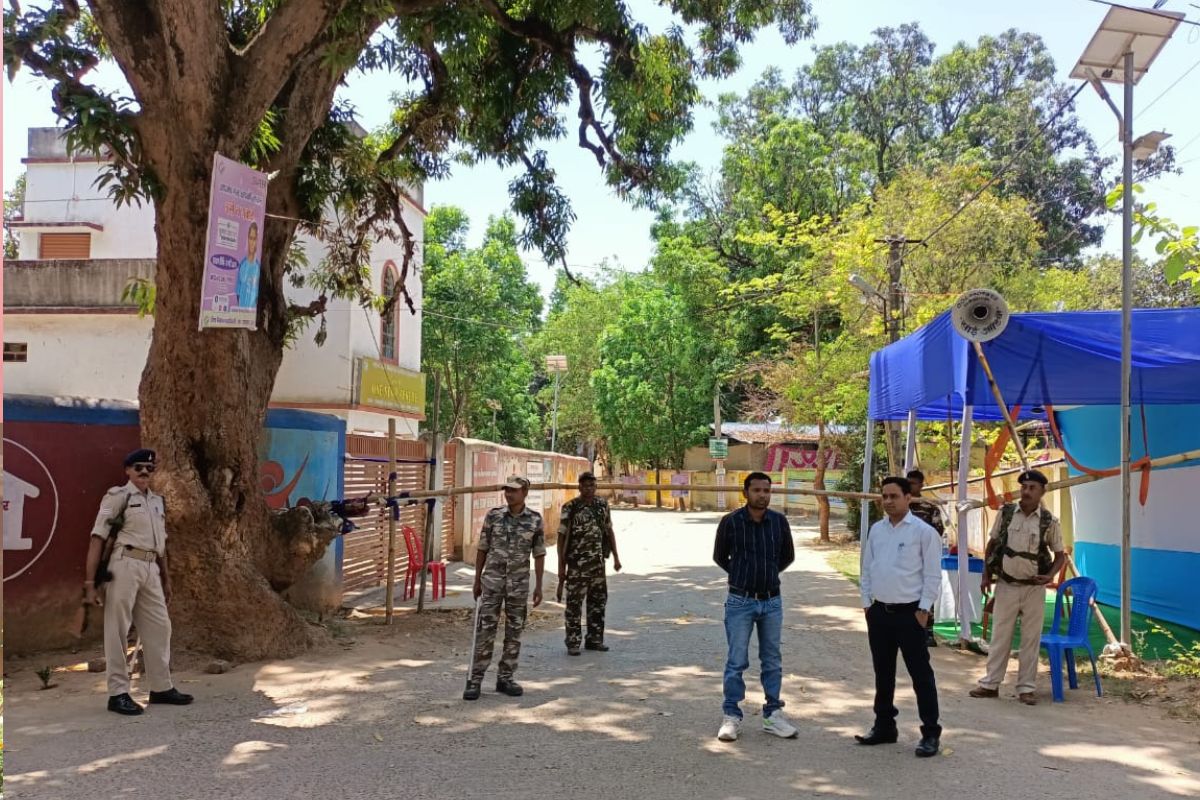 नामांकन केंद्र के बाहर चेकपोस्ट पर तैनात सुरक्षाकर्मी