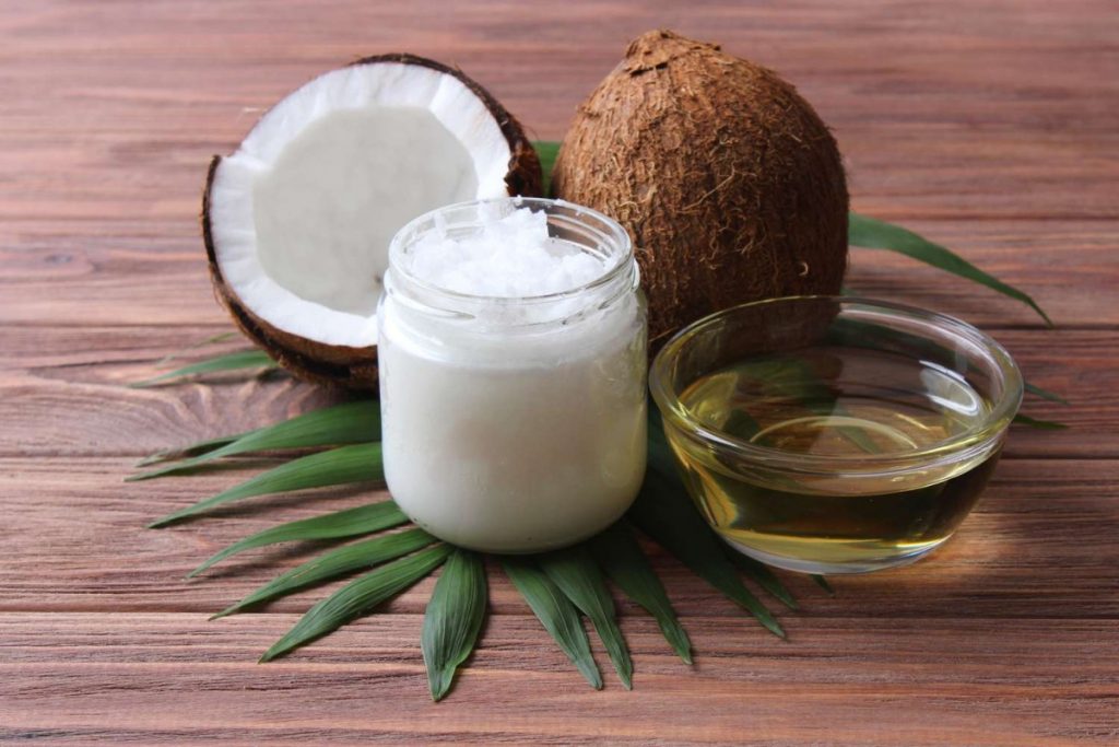 Kitchen Hacks For Coconut: सख्त खोल से नारियल फिसलकर आएगा बाहर आजमाएं 3 आसान ट्रिक्स 1 Coconut Oil