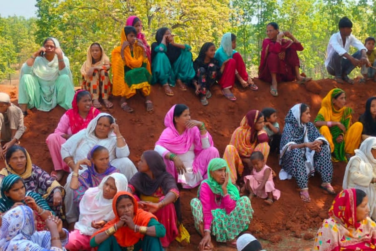 हत्या के बाद जुटे ग्रामीण