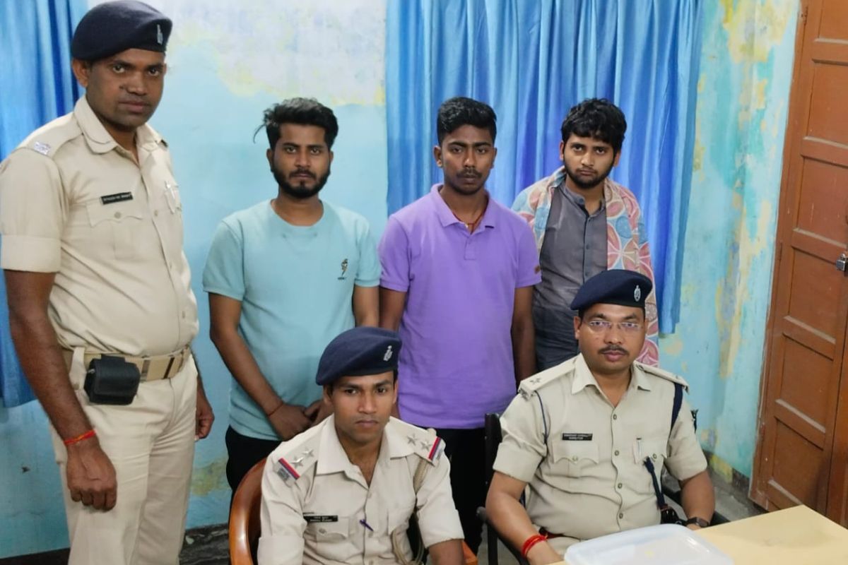 गिरफ्तार साइबर अपराधियों की जानकारी देते पुलिस पदाधिकारी