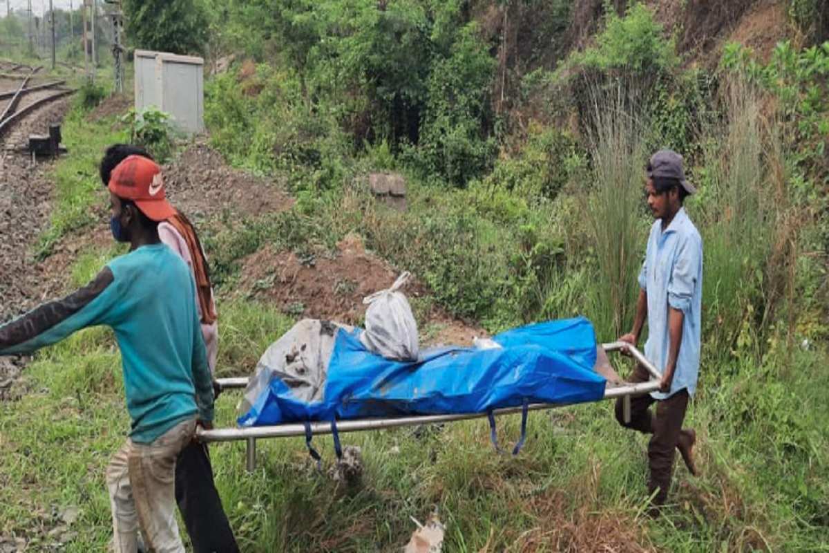 शव ले जाते कर्मी