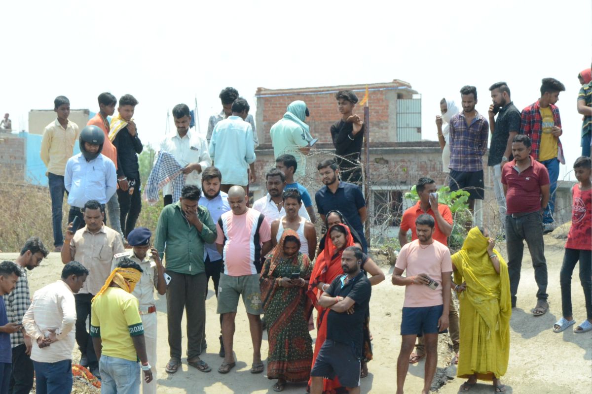 ग्रामीणों की जुटी भीड़