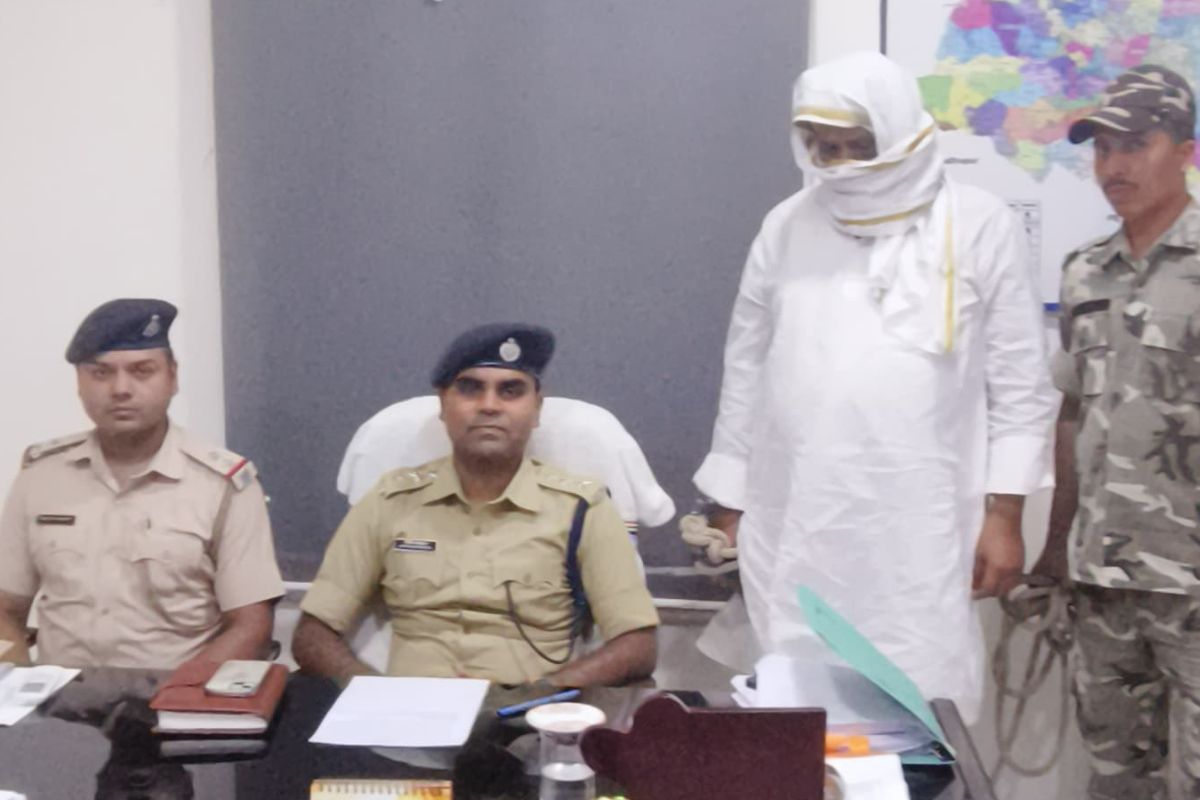 गिरफ्तारी की जानकारी देते पुलिस पदाधिकारी