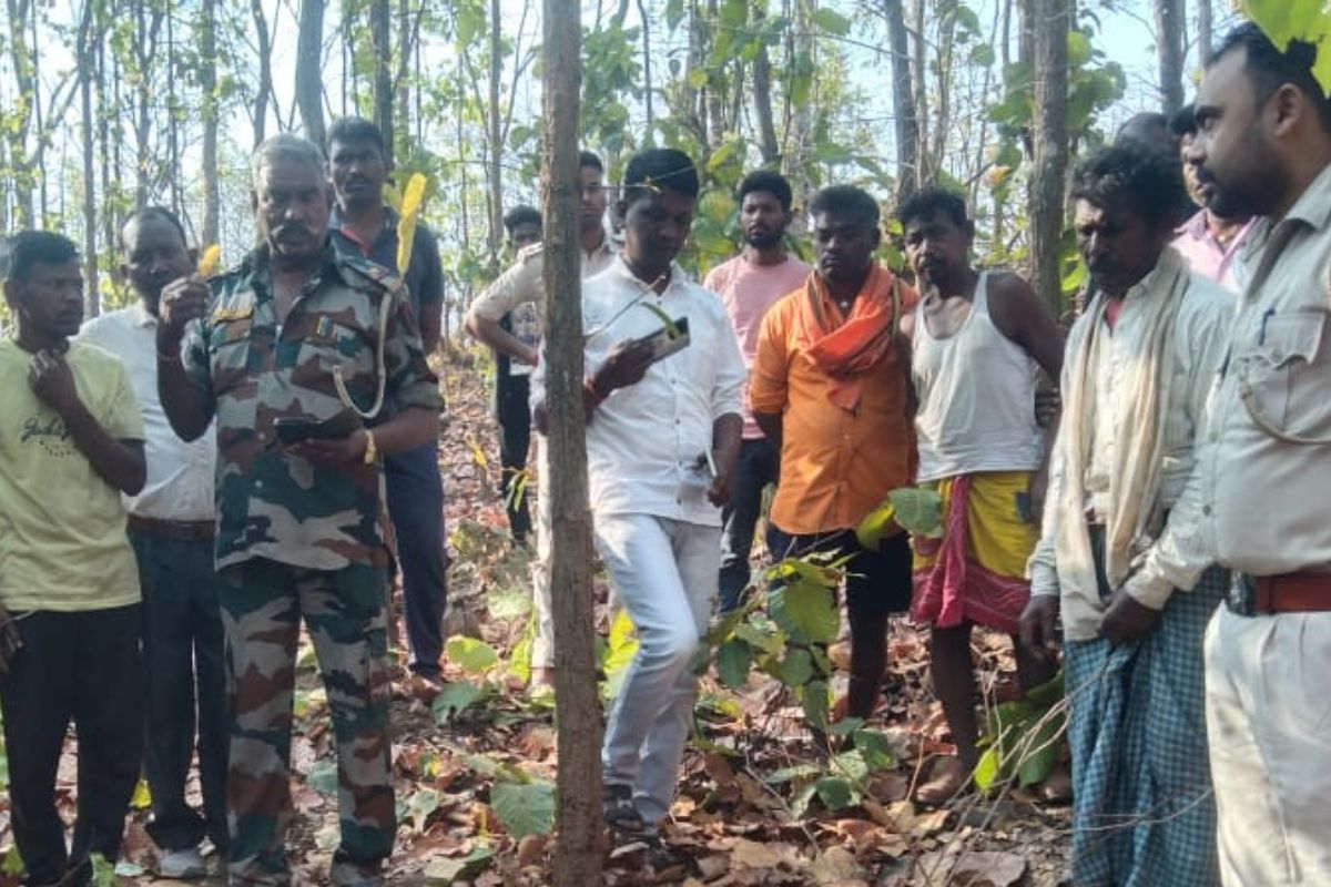 घटनास्थल पर पहुंचे पुलिस पदाधिकारी