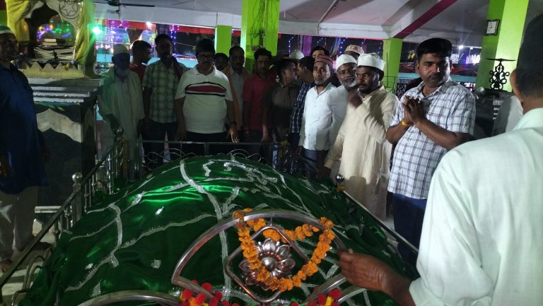 सारठ में उर्स मेला में चादरपोशी के लिए उमड़ रहे अकीदतमंद