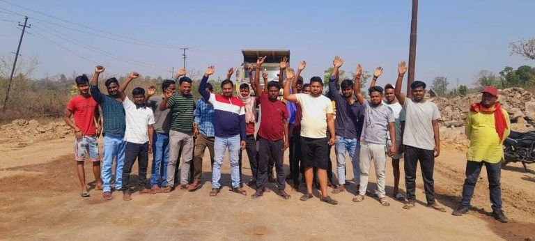जलापूर्ति की मांग को लेकर ग्रामीणों ने तीन घंटे किया सड़क जाम, आश्वासन मिलने पर जाम हटा