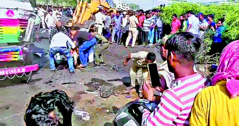दुर्गापुर जा रहा ट्रक पानागढ़ में पलटा चपेट में आकर तीन लोगों की मौत