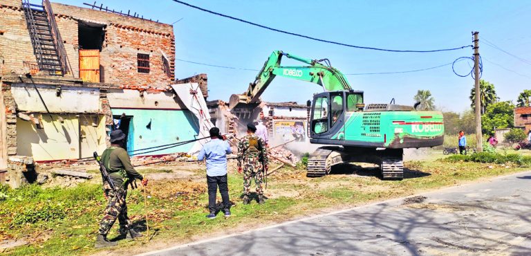ग्रीनफील्ड एक्सप्रेस निर्माण को लेकर मांझी-छपरा मुख्य मार्ग के किनारे बने दर्जनों घरों चला बुलडोजर