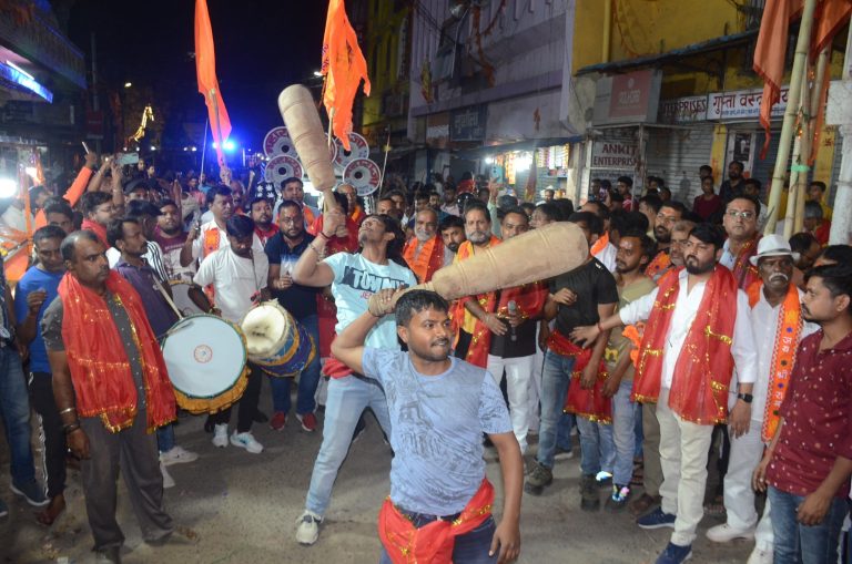 निकाला गया मंगलवारी जुलूस, रामभक्तों ने दिखाये करतब