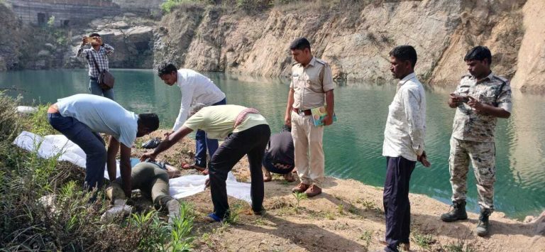 बंद पड़ी खदान से मिला लापता युवती का शव
