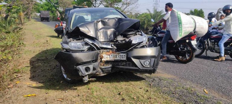 लिट्टीपाड़ा में साइड देने के क्रम में पेड़ से टकराई कार