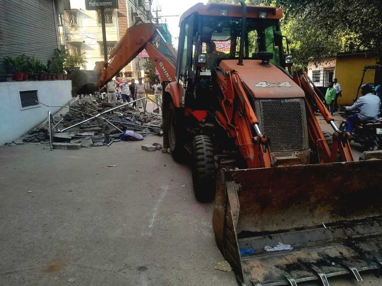 एएसजी नेत्र चिकित्सालय का अतिक्रमित हिस्सा तोड़ा , ठेला गुमटी को भी हटाया