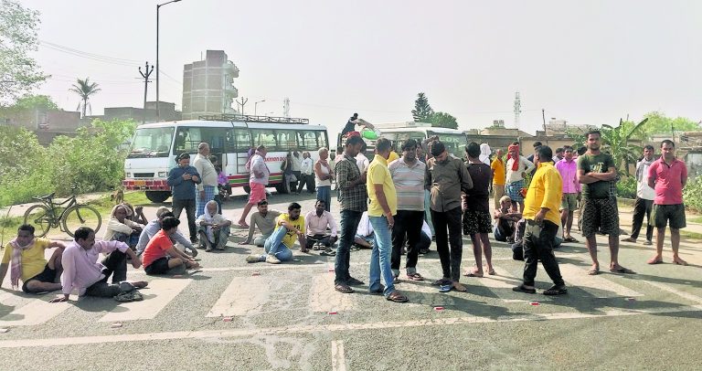 रिटायर शिक्षक की गला रेत कर हत्या, विरोध में सड़क जाम व प्रदर्शन