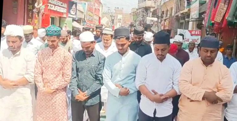 मुसलमानों ने अलविदा जुम्मे की अदा की नमाज
