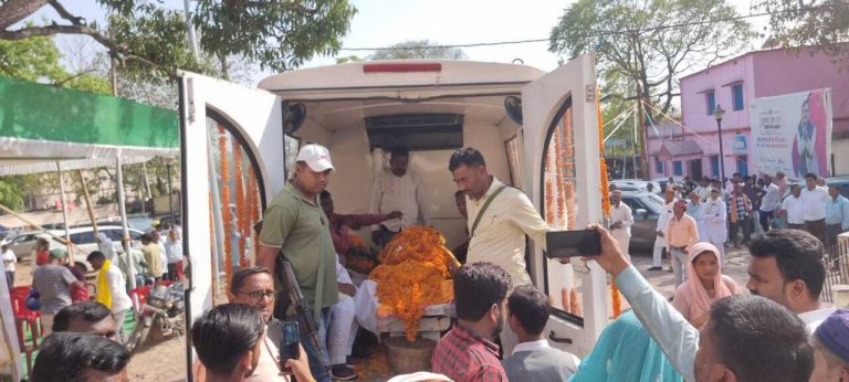 पूर्व मंत्री लालचंद महतो के अंतिम दर्शन करने को ले उमड़ी भीड़