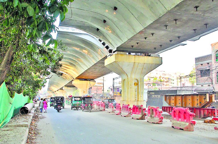 समय पर तीनों फ्लाइओवर का निर्माण पूरा होना मुश्किल, परेशानी झेल रहे लोग