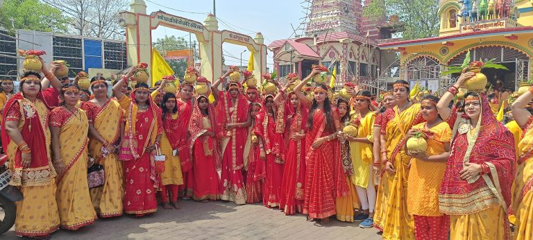 <bha>—</bha> 24 कुंडीय महायज्ञ को ले कतरास में निकली कलश यात्रा