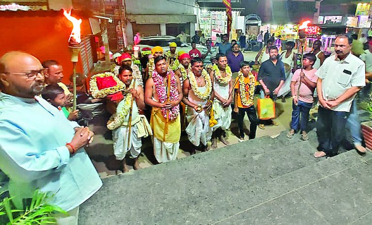 मंडा पूजा पर निकाली गयी शोभायात्रा