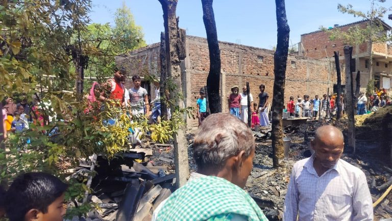 शॉर्ट सर्किट लगी आग, गैस सिलेंडर फटा