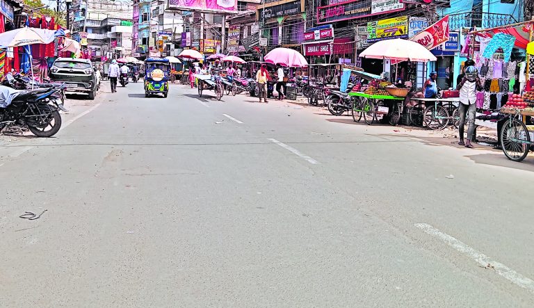 दिन भर चल रहीं गर्म हवाएं, लू की चपेट में आ रहे हैं लोग