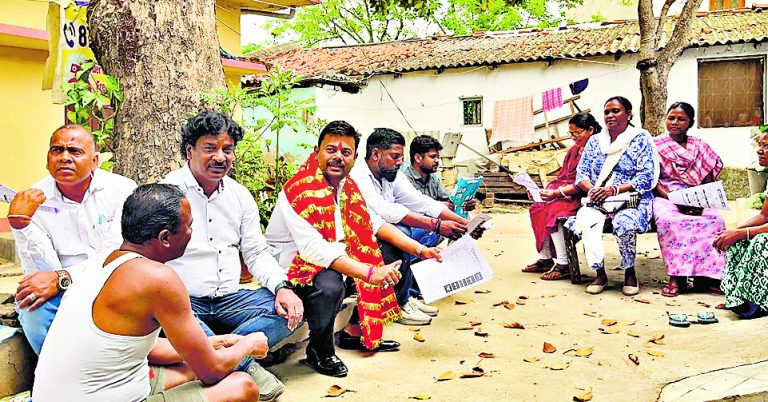 आदित्य विक्रम ने चुटिया में जनसंपर्क अभियान चलाया