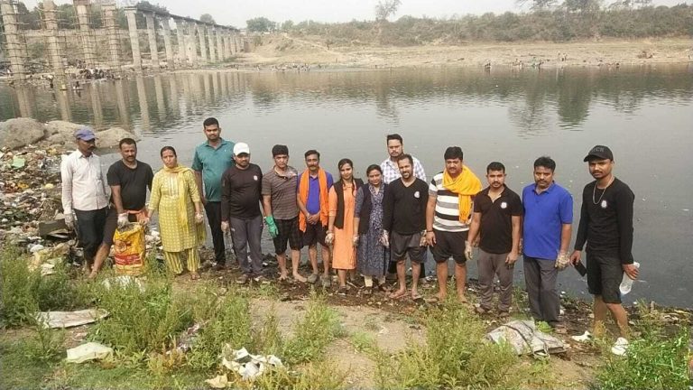 चैती छठ पर्व को को लेकर खरकई नदी के घाटों की साफ-सफाई की गयी