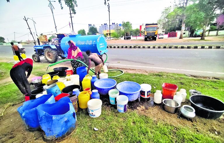 शहर में गहराने लगा जलसंकट, 55 मोहल्लों में टैंकरों से की जा रही जलापूर्ति