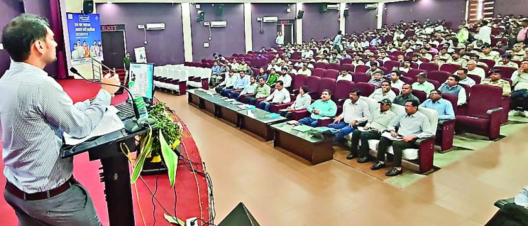 निष्पक्ष चुनाव को लेकर अधिकारियों व कर्मचारियों को दिया गया प्रशिक्षण