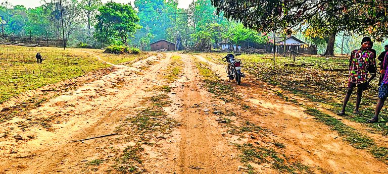पश्चिमी सिंहभूम : शाम होते ही घरों में कैद हो जाते हैं पुखरीबुरु के लोग