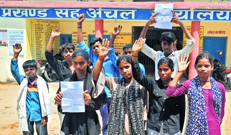 अपनी पंचायतों में नामांकन के खिलाफ प्रदर्शन