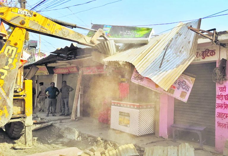 हाजीपुर शहर में अतिक्रमणकारियों के खिलाफ चला नगर परिषद प्रशासन का बुलडोजर, मचा हड़कंप