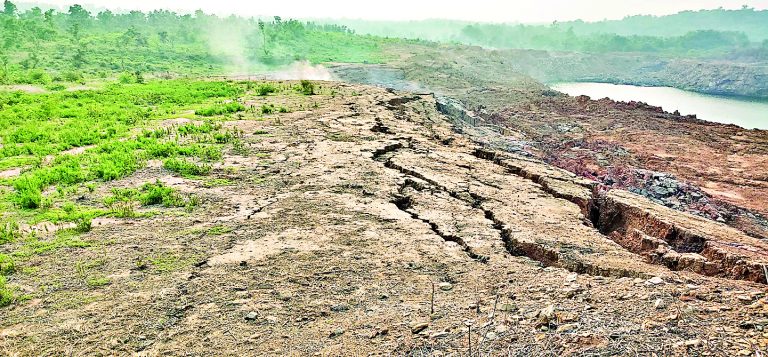 बंद भूमिगत खदान में आग, कभी भी जमींदोज हो सकती है बस्ती