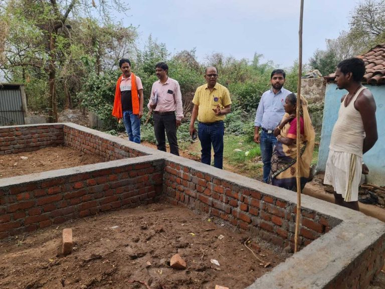 बलियापुर बीडीओ ने 13 पंचायत सेवकों से मांगा स्पष्टीकरण