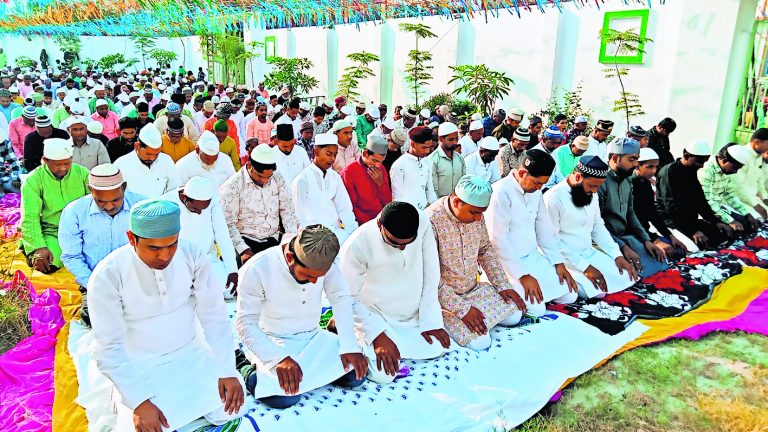ईदगाहों व मस्जिदों में झुके हजारों शीष, मांगी अमन-चैन की दुआ