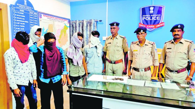 दो आरोपियों पर जामुड़िया थाना में भी दर्ज है हथियार का मामला, कई दिनों से थे फरार